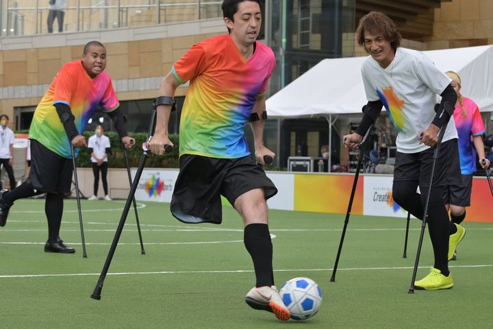 切断障がいを持つ人がプレーできるよう考案されたアンプティサッカーを体験する様子