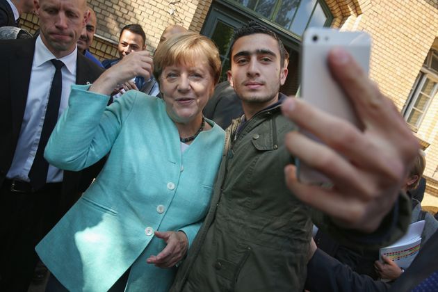 Le 10 septembre 2015, Angela Merkel est photographiée avec le réfugié syrien Anas...
