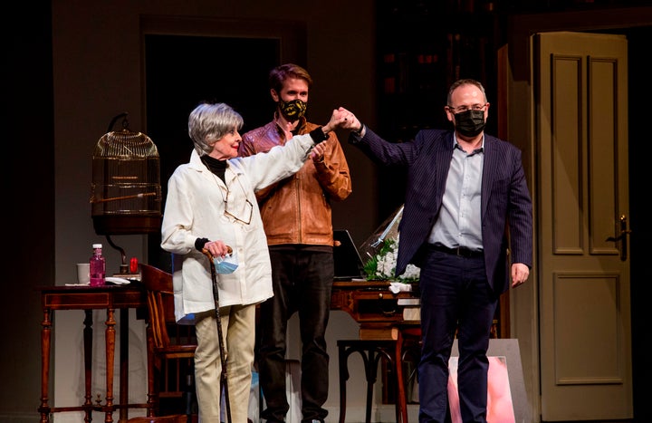 La actriz Concha Velasco a la finalización de la obra 'La habitación de María' en el teatro Bretón de los Herreros de Logroño, y que significa la despedida de la artista tras seis décadas sobre los escenarios. EFE / Ayuntamiento de Logroño