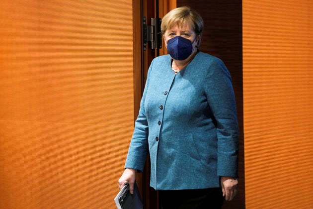 Η Γερμανίδα καγκελάριος Άνγκελα Μέρκελ μπαίνει στην αίθουσα καθώς φτάνει για την τελευταία συνεδρίαση του υπουργικού συμβουλίου της γερμανικής κυβέρνησης ενόψει των εθνικών εκλογών