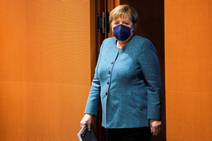 Η Γερμανίδα καγκελάριος Άνγκελα Μέρκελ μπαίνει στην αίθουσα καθώς φτάνει για την τελευταία συνεδρίαση του υπουργικού συμβουλίου της γερμανικής κυβέρνησης ενόψει των εθνικών εκλογών
