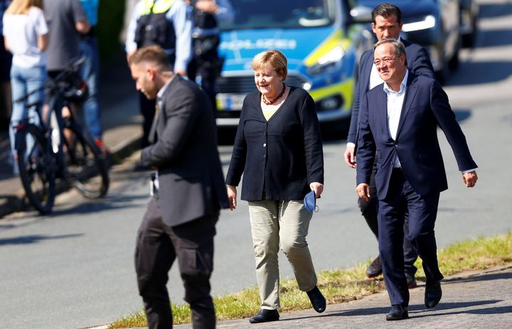 Η Γερμανίδα Καγκελάριος Άνγκελα Μέρκελ και ο Πρωθυπουργός της Βόρειας Ρηνανίας-Βεστφαλίας Αρμίν Λασκέτ επισκέπτονται πυροσβεστικό σταθμό στο Σάλκσμουελ της Γερμανίας