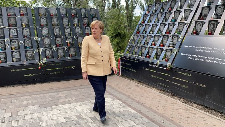 Η Άνγκελα Μέρκελ επισκέπτεται ένα μνημείο που τιμά τα λεγόμενα «Ουράνια Εκατό», τους αντικυβερνητικούς διαδηλωτές που σκοτώθηκαν κατά τη διάρκεια μαζικών διαδηλώσεων της Ουκρανικής φιλοευρωπαϊκής Ένωσης