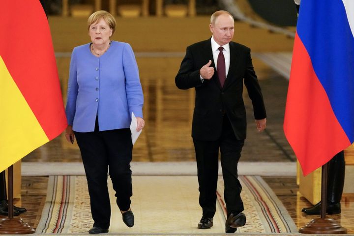 Ο Ρώσος πρόεδρος Βλαντιμίρ Πούτιν και η Γερμανίδα καγκελάριος Άνγκελα Μέρκελ παρευρέθηκαν σε συνέντευξη Τύπου μετά τις συνομιλίες τους στο Κρεμλίνο στη Μόσχα