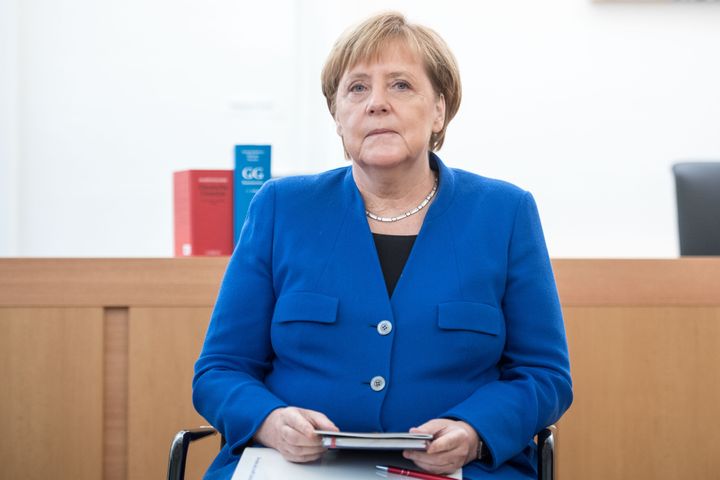 Η Καγκελάριος παρακολουθεί ένα μάθημα στο οποίο Σύριοι πρόσφυγες μαθαίνουν για το συνταγματικό κράτος της Γερμανίας σε δημοτικό δικαστήριο 