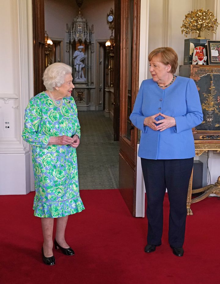 Η βασίλισσα Ελισάβετ Β δέχεται την καγκελάριο της Γερμανίας, Άνγκελα Μέρκελ, κατά τη διάρκεια ακροατηρίου στο κάστρο του Γουίντσορ στις 2 Ιουλίου 2021 στο Γουίντσορ της Αγγλίας.