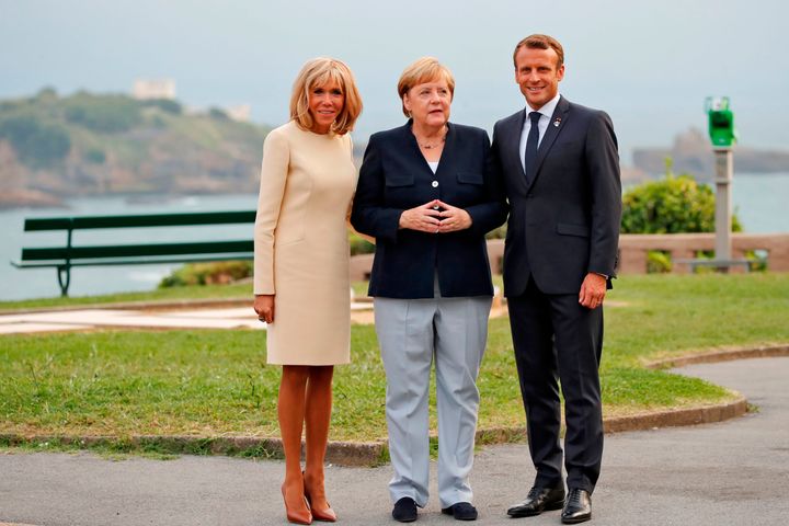 Ο Γάλλος Πρόεδρος Εμανουέλ Μακρόν και η σύζυγός του Μπριζίτ Μακρόν ποζάρουν με τη Γερμανίδα Καγκελάριο Άνγκελα Μέρκελ στον φάρο Μπιάρριτς, στη νοτιοδυτική Γαλλία.