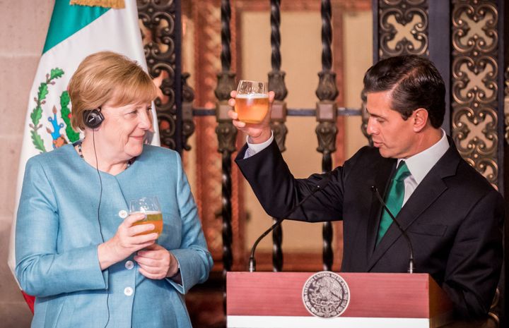Ο Πρόεδρος του Μεξικού τσουγκρίζει με τη Γερμανίδα Καγκελάριο κατά τη διάρκεια του δείπνου στο Εθνικό Παλάτι στην Πόλη του Μεξικού.