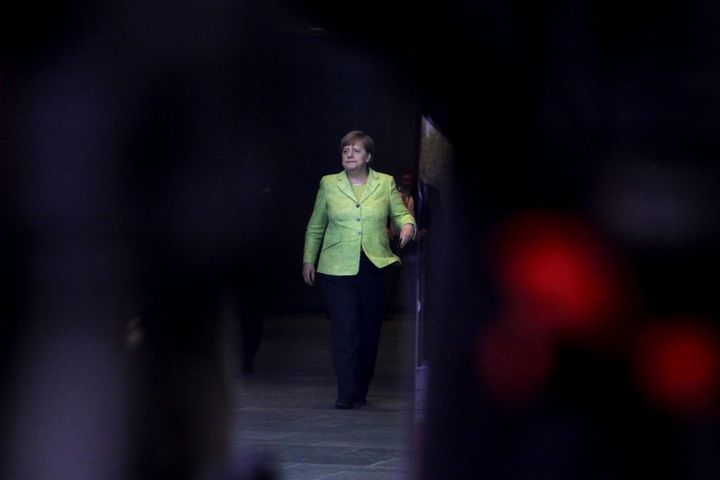 Η Άνγκελα Μέρκελ περιμένει τον Πρόεδρο της Γαλλικής Πολιτείας στην τελευταία του επίσκεψη στη Γερμανία πριν από το κοινό δείπνο τους στην ομοσπονδιακή καγκελαρία της Γερμανίας