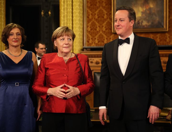 Ο Βρετανός πρωθυπουργός Ντέιβιντ Κάμερον και η Γερμανίδα καγκελάριος παρευρίσκονται στο ετήσιο δείπνο στο Δημαρχείο του Αμβούργου