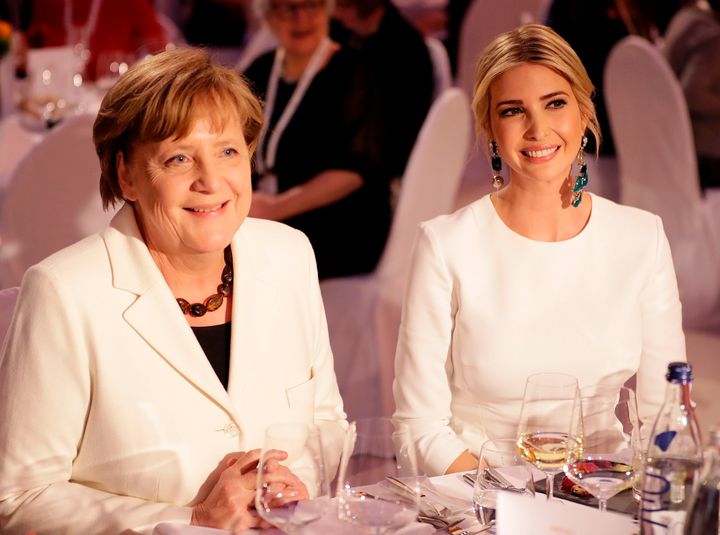Η πρώτη κόρη και σύμβουλος του προέδρου των ΗΠΑ Ιβάνκα Τραμπ κάθεται δίπλα στη γερμανίδα καγκελάριο κατά τη διάρκεια ενός εορταστικού δείπνου 