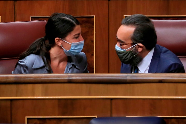 Los diputados de Vox Macarena Olona y José María Sánchez García