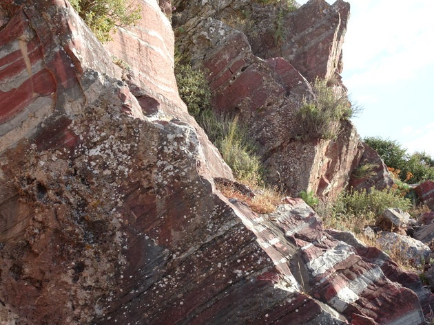 Rosso Antico Μάνης. Roman Quarries , περιοχή Προφήτη Ηλία Δημαρίστικων του όρους Σαγιά Μάνης. Χαρακτηριστικές διαστρώσεις(layer) στο μάρμαρο αυτό.