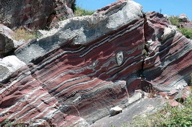 Rosso Antico Μάνης. Roman Quarries , περιοχή Προφήτη Ηλία Δημαρίστικων του όρους Σαγιά Μάνης. Χαρακτηριστικές διαστρώσεις(layer) στο μάρμαρο αυτό.