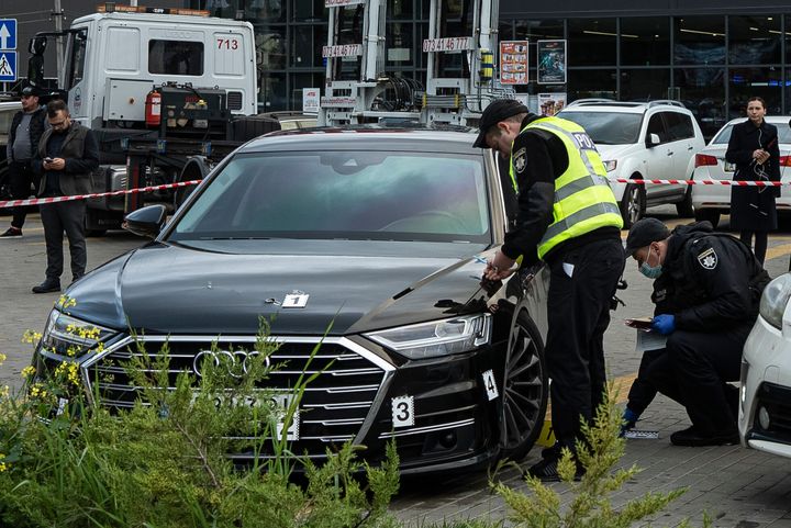 Αστυνομικοί συλλέγουν στοιχεία κοντά στο αυτοκίνητο του Serhiy Shefir, πρώτου βοηθού του προέδρου Volodymyr Zelenskyy, κοντά στο Κίεβο, Ουκρανία, Τετάρτη, 22 Σεπτεμβρίου 2021.