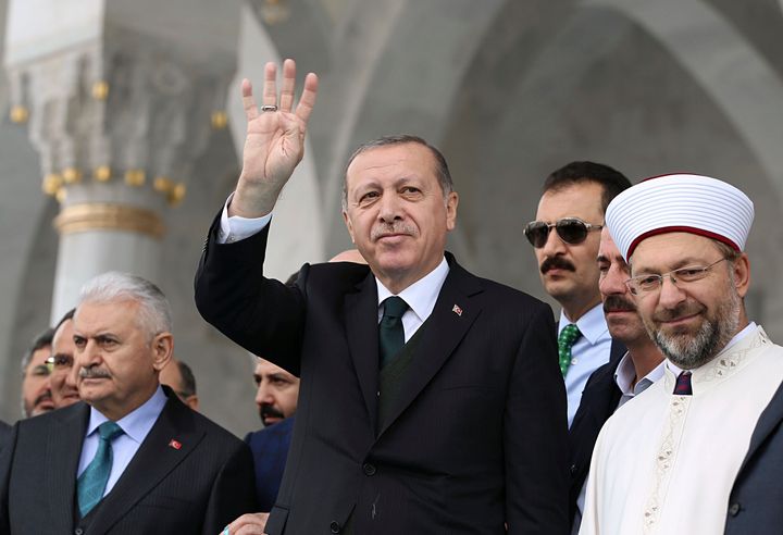 27 Οκτωβρίου 2017. Ο Τούρκος Πρόεδρος Ταγίπ Ερντογάν περιστοιχισμένος από τον τότε πρωθυπουργό Μπιναλί Γιλντιρίμ (αριστερά) και τον Αλί Ερμπάς στα δεξιά του. Στιγμιότυπο από τέμενος στην Άγκυρα. (Presidential Press Service, pool photo via AP)