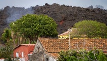8 Earthquakes Recorded As New Fissure Blows Open On Erupting
Spanish Volcano 5 8 Earthquakes Recorded As New Fissure Blows Open On Erupting
Spanish Volcano 4