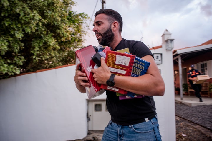 Un vecino de La Palma recoge lo que puede de su casa antes de abandonarla.