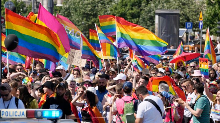 Aνθρωποι που συμμετέχουν στην παρέλαση ισότητας, τη μεγαλύτερη παρέλαση ομοφυλοφίλων στην κεντρική και ανατολική Ευρώπη, στη Βαρσοβία, Πολωνία, Σάββατο 19 Ιουνίου 2021. Η εκδήλωση επέστρεψε φέτος μετά από ένα διάλειμμα που προκλήθηκε από την πανδημία πέρυσι και εν μέσω αντιδράσεων στην Πολωνία και Ουγγαρία κατά των δικαιωμάτων LGBT. (AP Photo/Czarek Sokolowski)