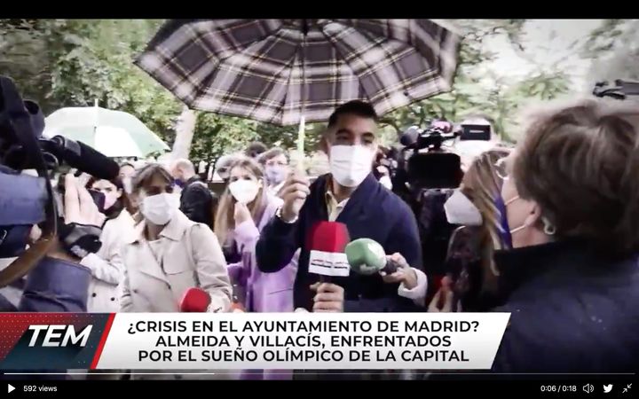 El reportero de 'Todo es mentira' con el alcalde de Madrid.