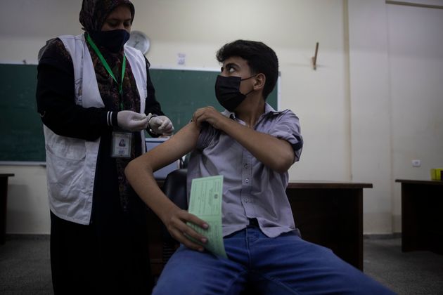 Un joven recibe la vacuna de Pfizer en Gaza capital, el pasado 1 de