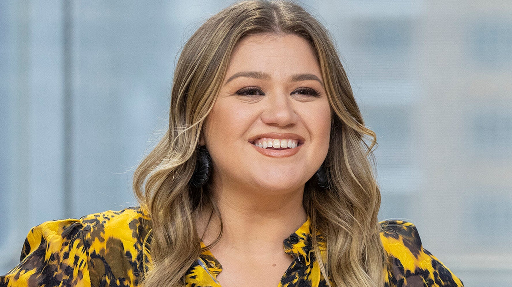 Kelly Clarkson Drops The Ultimate Christmas Breakup Anthem -- In September
