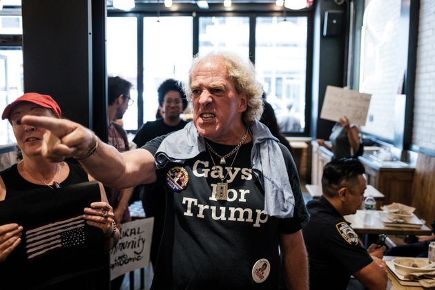 Διαδηλωτής με μπλουζάκι που αναγράφει: «Gays for Trump».