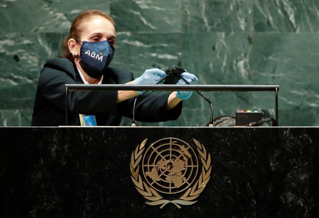 Υπάλληλοι του ΟΗΕ καθαρίζουν και απολυμαίνουν τα μικρόφωνα πριν και μετά από κάθε ομιλία.
