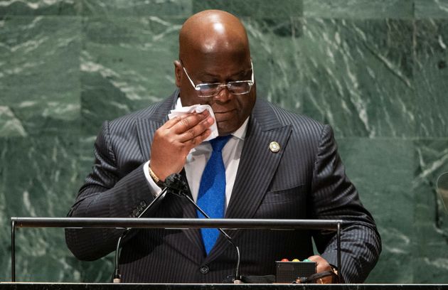 Ο πρόεδρος του Κονγκό, Φέλιξ Αντουάν Τσιζεκέντι Τσιλόμπο, σκουπίζει τον ιδρώτα του.