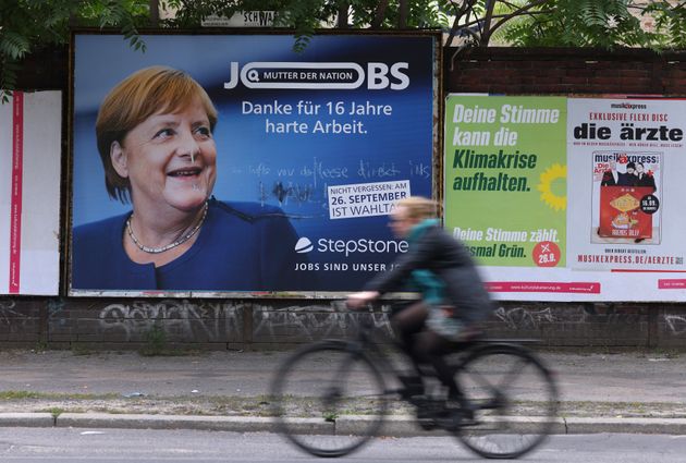 Un panneau publicitaire pour une entreprise de recrutement montre la chancelière allemande Angela Merkel et indique: