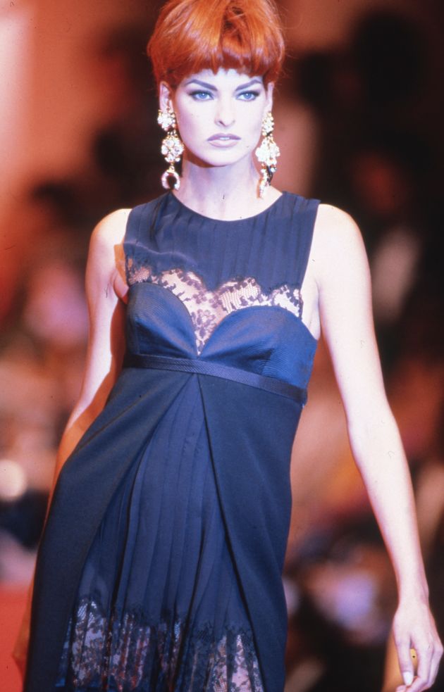 Λίντα Εβαντζελίστα στην πασαρέλα του Βερσάτσε το 1991-1992 κατά την Εβδομάδα Μόδας του Παρισιού.