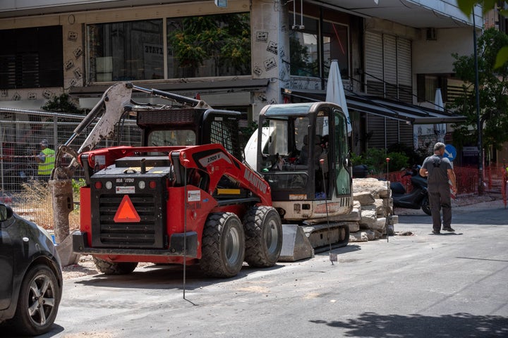 Εργασίες στα νέα πεζοδρόμια της Αθήνας