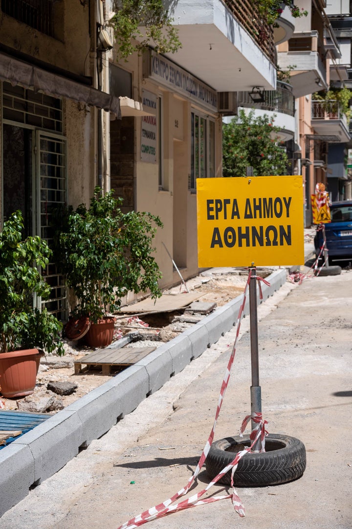 Εργασίες στα νέα πεζοδρόμια της Αθήνας