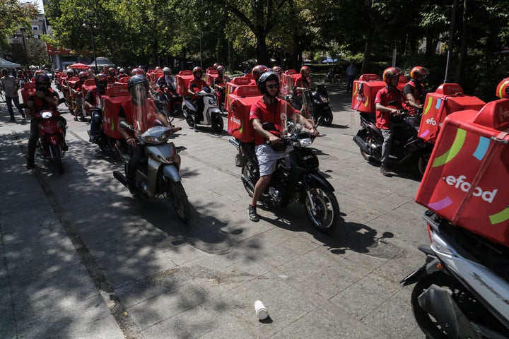 Στάση εργασίας και μοτοπορεία από διανομείς στην Λάρισα, μετά τον σάλο που ξέσπασε από την απόπειρα της εταιρείας efood να αλλάξει το εργασιακό καθεστώς των εργαζομένων της, Τετάρτη 22 Σεπτεμβρίου 2021. (EUROKINISSI/ΛΕΩΝΙΔΑΣ ΤΖΕΚΑΣ)