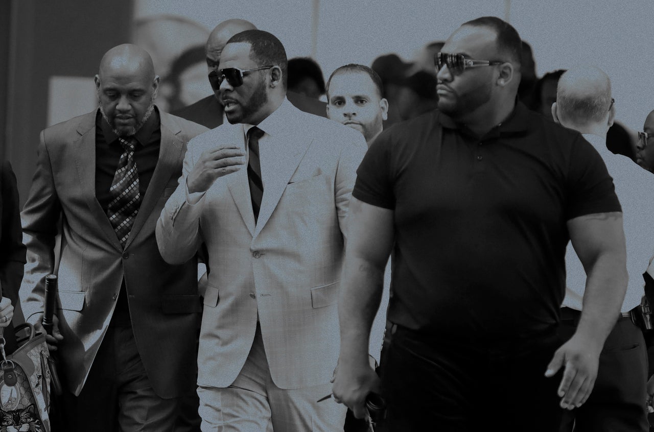 Musician R. Kelly, center, arrives at the Leighton Criminal Court building for arraignment on new sex-related felonies on June 6, 2019, in Chicago.
