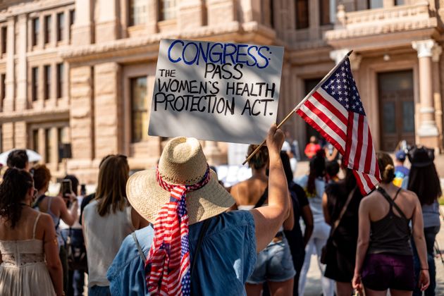 テキサス州オースティンのテキサス州議会議事堂に集まる中絶権活動家ら＝2021年9月11日