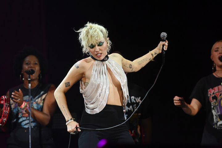 Miley Cyrus para un concierto y hace algo importantísimo por la salud mental | El HuffPost Life