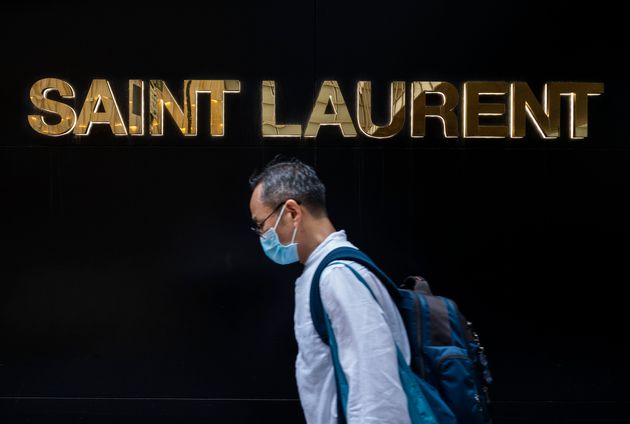 Un passant la boutique Saint Laurent à Hong Kong en Chine, le 10 août