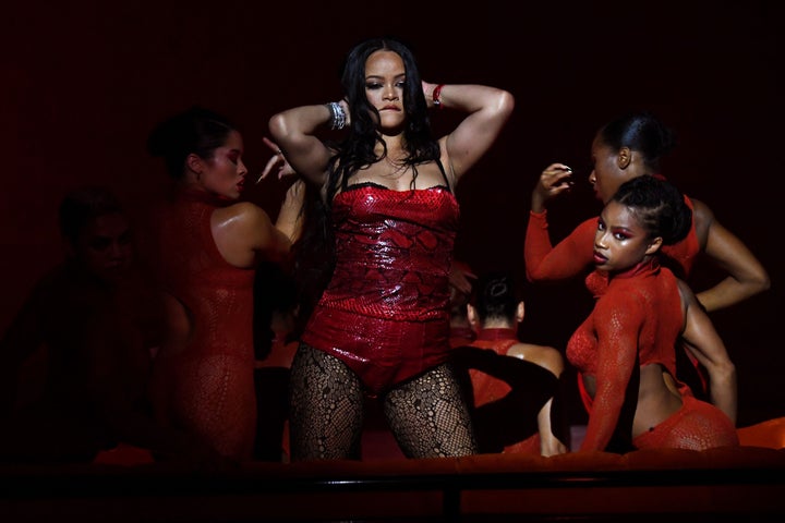 RIhanna, bailando en el sofá acompañada por un grupo de bailarinas