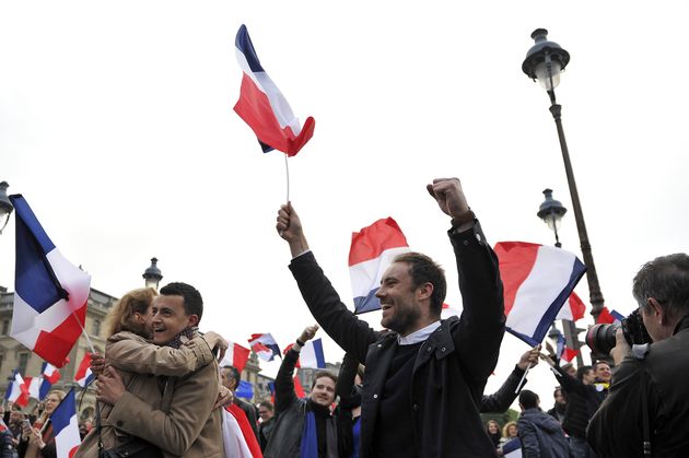 Des supporters d'Emmanuel Macron lors de sa victoire à l'élection présidentielle le 7 mai 2017, au Louvre...
