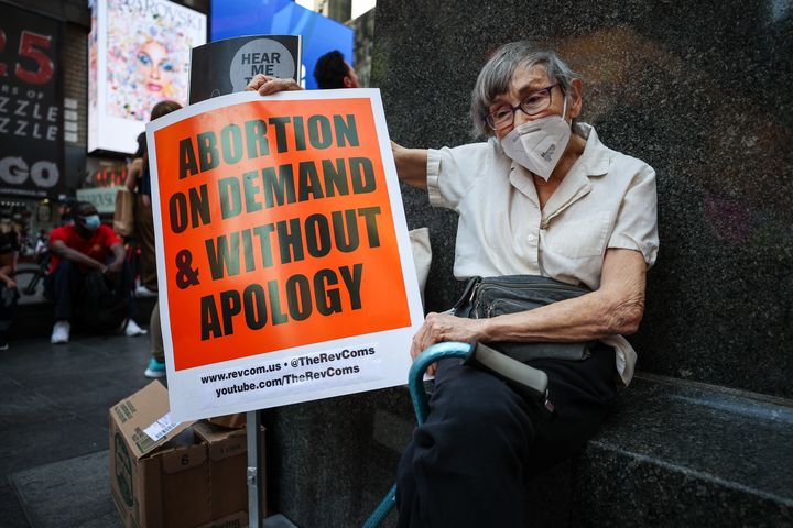 Ηλικιωμένη διαδηλώνει στη Νέα Υόρκη κατά του νόμου του Τέξας για τις αμβλώσεις. "Άμβλωση κατ' απαίτηση και χωρίς απολογία" (4 Σεπτεμβρίου 2021). 