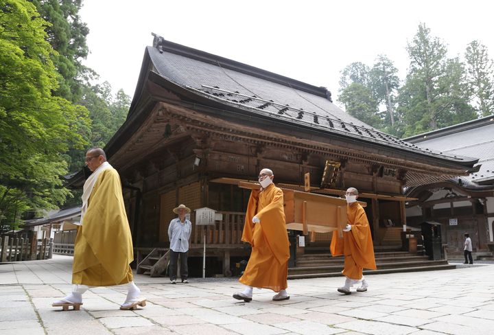 高野山・奥之院の御廟に、毎日2度運ばれる弘法大師の食事＝2014年7月2日撮影、和歌山県高野町