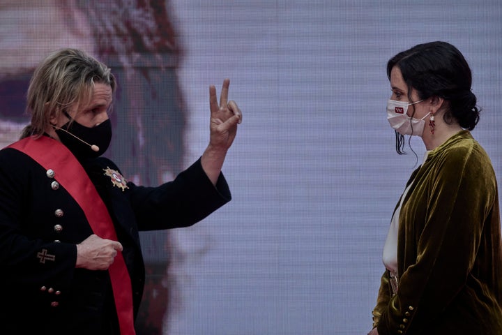 Ayuso entregándole la Cruz de la Orden del Dos de Mayo a Nacho Cano.