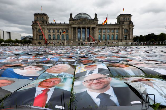 Φωτογραφίες Γερμανών πολιτικών έξω από το Reichstag , September 16, 2021. REUTERS/Michele Tantussi