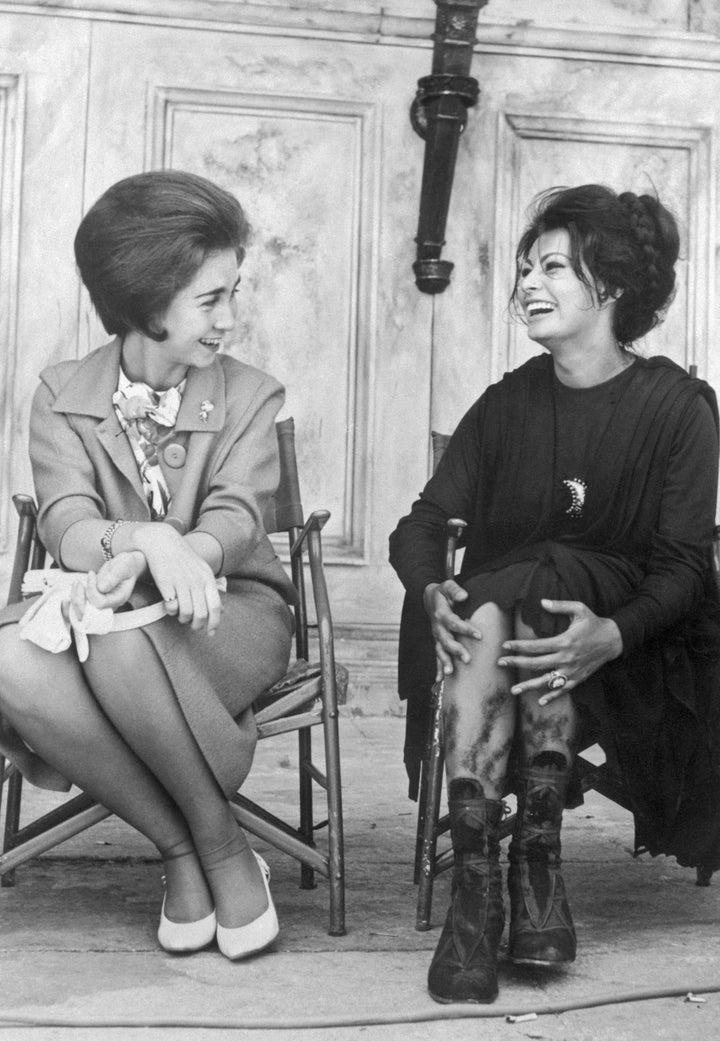 La reina Sofía y Sophia Loren en el set de rodaje de 'La caída del Imperio Romano' en 1963.