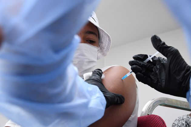 Η Δύση ετοιμάζεται για τρίτη δόση, αλλά κάποιες χώρες δεν έχουν εμβολιάσει ούτε το