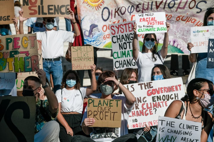 Μαθητές και νέοι του «Fridays for Future Greece» και της «Πρωτοβουλίας Νέων» καλούν τους πολίτες στο Σύνταγμα, σε συγκέντρωση και πορεία για το κλίμα.Θα συμμετάσχουν περιβαλλοντικές οργανώσεις, κόμματα με αναφορά στην Αριστερά, στην οικολογία και στη φιλοζωία και αρκετοί πολίτες, Παρασκευή 24 Σεπτεμβρίου 2021 (ΜΙΧΑΛΗΣ ΚΑΡΑΓΙΑΝΝΗΣ/ EUROKINISSI)