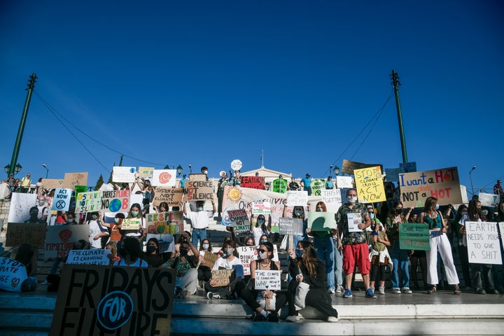 Μαθητές και νέοι του «Fridays for Future Greece» και της «Πρωτοβουλίας Νέων» καλούν τους πολίτες στο Σύνταγμα, σε συγκέντρωση και πορεία για το κλίμα.Θα συμμετάσχουν περιβαλλοντικές οργανώσεις, κόμματα με αναφορά στην Αριστερά, στην οικολογία και στη φιλοζωία και αρκετοί πολίτες, Παρασκευή 24 Σεπτεμβρίου 2021 (ΜΙΧΑΛΗΣ ΚΑΡΑΓΙΑΝΝΗΣ/ EUROKINISSI)