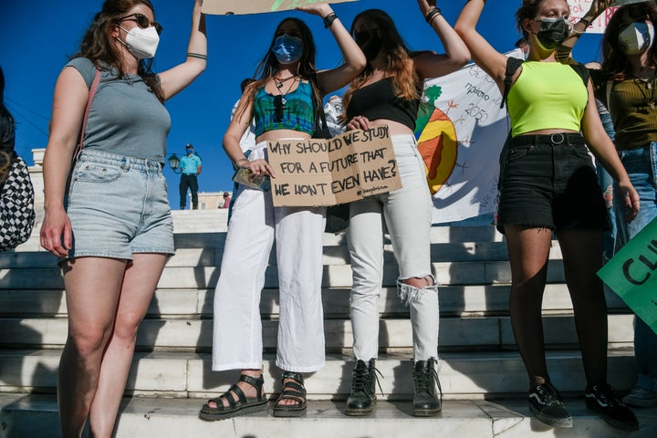 Μαθητές και νέοι του «Fridays for Future Greece» και της «Πρωτοβουλίας Νέων» καλούν τους πολίτες στο Σύνταγμα, σε συγκέντρωση και πορεία για το κλίμα.Θα συμμετάσχουν περιβαλλοντικές οργανώσεις, κόμματα με αναφορά στην Αριστερά, στην οικολογία και στη φιλοζωία και αρκετοί πολίτες, Παρασκευή 24 Σεπτεμβρίου 2021 (ΜΙΧΑΛΗΣ ΚΑΡΑΓΙΑΝΝΗΣ/ EUROKINISSI)