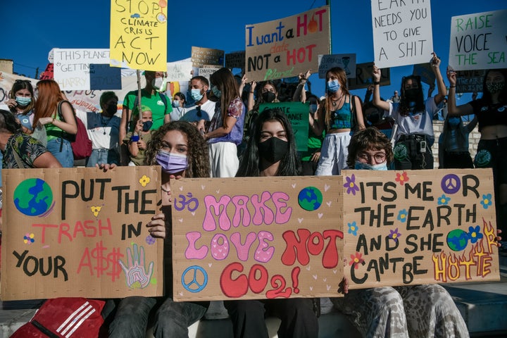 Μαθητές και νέοι του «Fridays for Future Greece» και της «Πρωτοβουλίας Νέων» καλούν τους πολίτες στο Σύνταγμα, σε συγκέντρωση και πορεία για το κλίμα.Θα συμμετάσχουν περιβαλλοντικές οργανώσεις, κόμματα με αναφορά στην Αριστερά, στην οικολογία και στη φιλοζωία και αρκετοί πολίτες, Παρασκευή 24 Σεπτεμβρίου 2021 (ΜΙΧΑΛΗΣ ΚΑΡΑΓΙΑΝΝΗΣ/ EUROKINISSI)